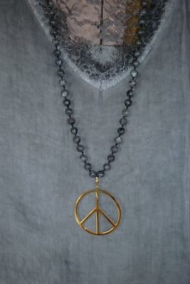 collier peace and love