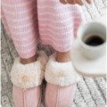 Chaussons daim fourrés rose baby IDEES SAINT VALENTIN chausson