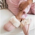 Chaussons daim fourrés rose baby IDEES SAINT VALENTIN chausson