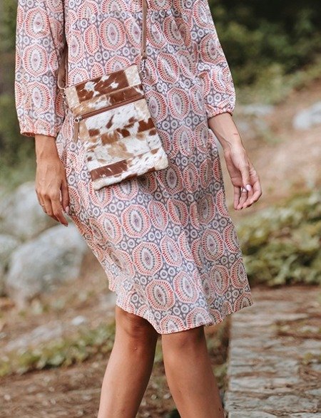 Pochette vintage tout cuir motif tacheté Cuir et daim cuir véritable Pochette vintage tout cuir motif tacheté Cuir et daim cuir véritable