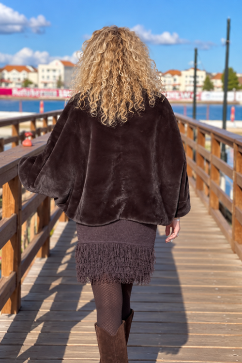 Cape courte en fausse fourrure La veste, sous toutes ses formes blouson d'hiver
