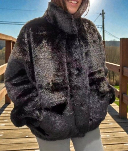 Blouson noir en fausse fourrure La veste, sous toutes ses formes blouson d'hiver