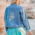 La veste en Jean bleu délavée et son motif perles La Isla Bonita boheme