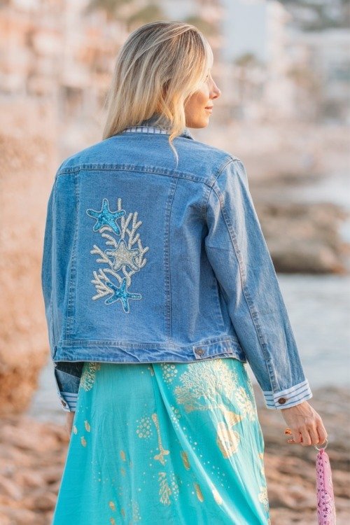 La veste en Jean bleu délavée et son motif perles La Isla Bonita boheme