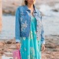 La veste en Jean bleu délavée et son motif perles La Isla Bonita boheme