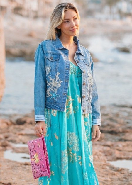 La veste en Jean bleu délavée et son motif perles La Isla Bonita boheme
