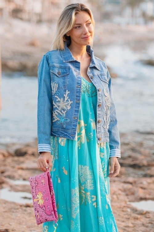 La veste en Jean bleu délavée et son motif perles La Isla Bonita boheme
