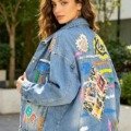 La veste en Jean bleu délavée follement colorée La veste en jean boheme