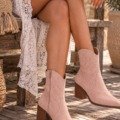 Boots santiags rose poudré Les chaussures boho chic Boots santiags rose poudré Les chaussures boho chic