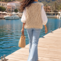 Gilet sans manches en fausse fourrure écrue avec détails en jean bleu, vue de dos, porté dans un look bohème chic