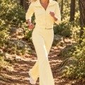 Ensemble sport chic femme jaune pale avec veste courte et pantalon évasé