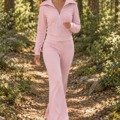 Ensemble sport chic femme rose poudré avec veste courte et pantalon évasé