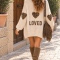 Dos de robe pull oversize écrue avec cœurs léopard et inscription LOVED