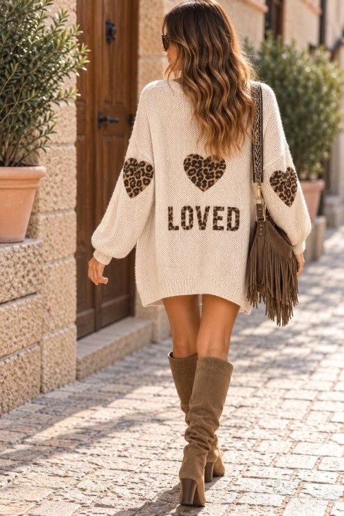 Dos de robe pull oversize écrue avec cœurs léopard et inscription LOVED